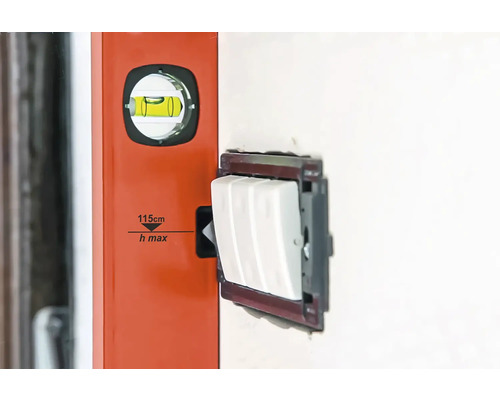 Anbringen eines Lichtschalters mit einer Wasserwaage in einer Höhe von maximal 115 Zentimetern