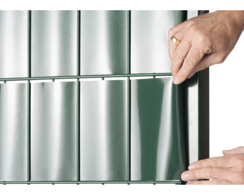 Clôture avec lamelles occultantes en cours de montage