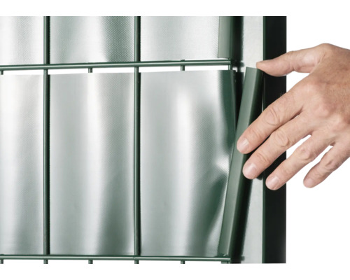 Des bandes de protection visuelle sont tressées dans une clôture