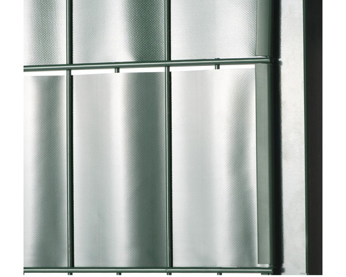 Vue détaillée d''un mur en briques de verre avec cadre métallique