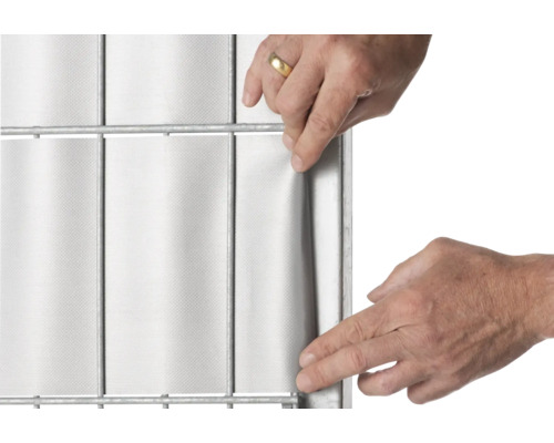 Vue détaillée d''un cadre grillagé avec deux mains le touchant.