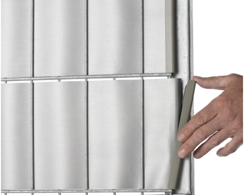 Les bandes de confidentialité dans une clôture en treillis métallique à double fil sont fixées à la main.