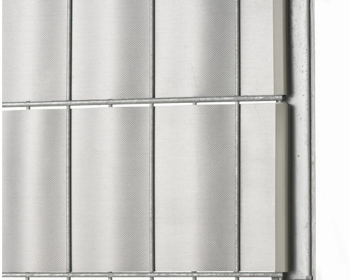 Vue détaillée d''un écran de confidentialité de clôture avec une structure en treillis