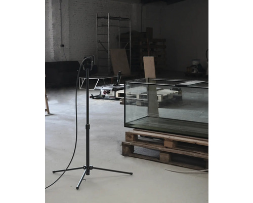 Innenaufnahme eines Werkstattraums mit Werkzeugen und einem Aquarium