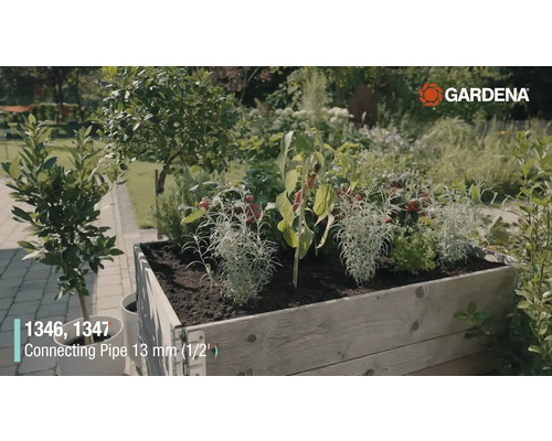 Jardinière surélevée en bois avec des plantes et des herbes dans le jardin. Logo Gardena.