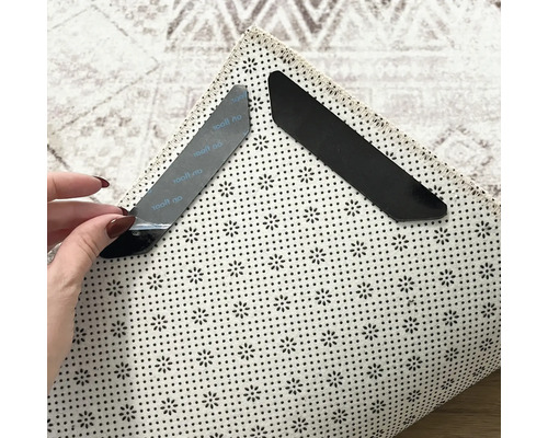 Zwei Teppichgreifer auf einem Teppich zur Befestigung und Fixierung.