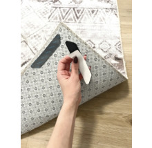 Teppich mit Antirutschmatte und Klebestreifen zur Fixierung