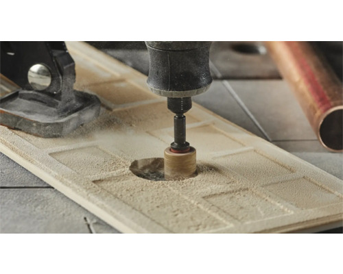 Outil multifonction perçant un trou dans un carreau