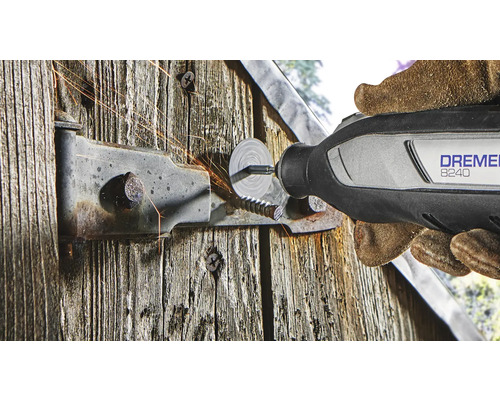 Outil multifonction Dremel 8240 en cours d''utilisation sur une charnière de porte