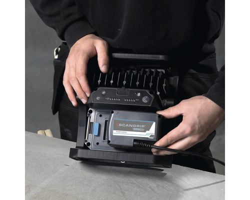 Une lampe ScanGrip est connectée à une alimentation électrique.