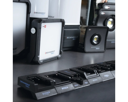 Diverses lampes de travail Scangrip et station de charge pour batteries d''outils électriques.