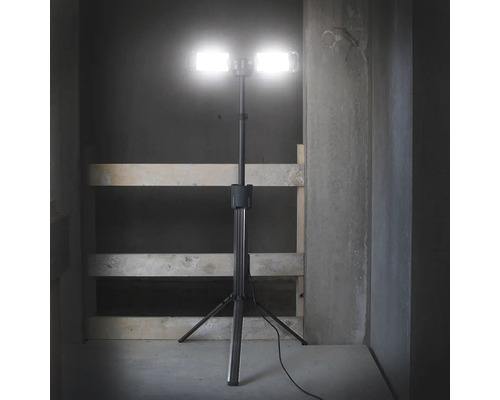 Projecteur de chantier avec trépied en intérieur