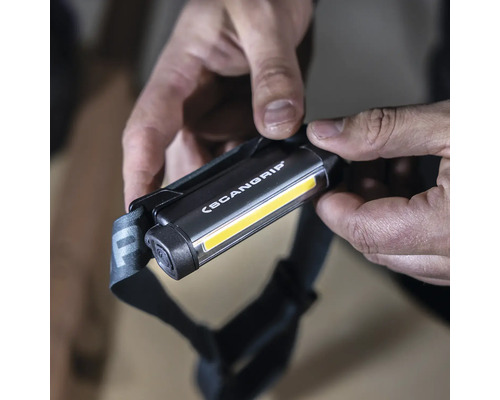 Lampe frontale Scangrip tenue dans les mains