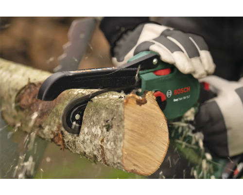 Person sägt Holzstamm mit einer Bosch Kettensäge