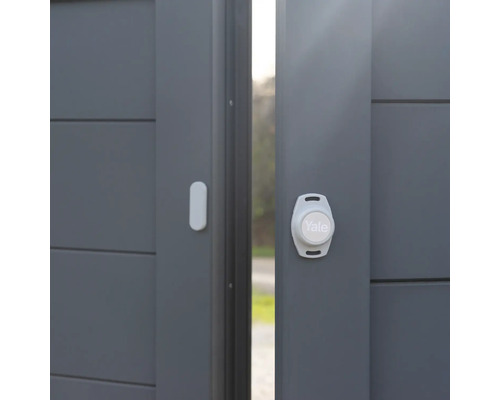 Portail de jardin gris avec logo Yale