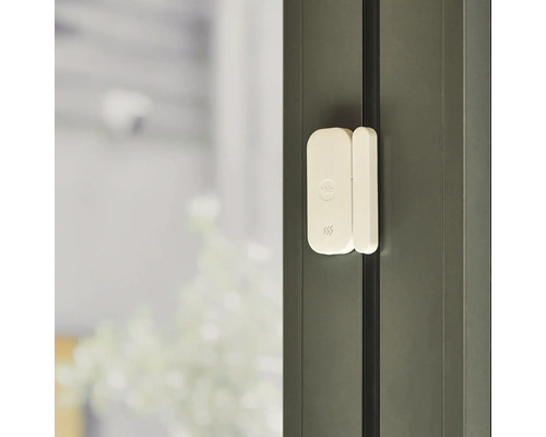 Contact de porte pour système d''alarme monté sur le cadre de la fenêtre