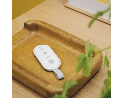 Télécommande Yale sur plateau en bois