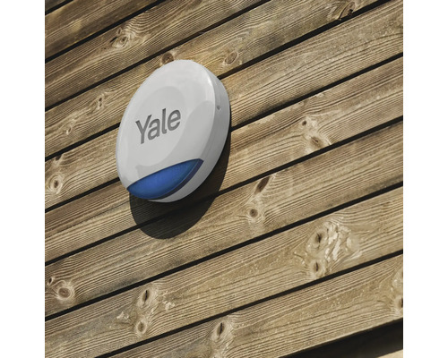 Yale Logo auf Alarmsirene an Holzwand montiert