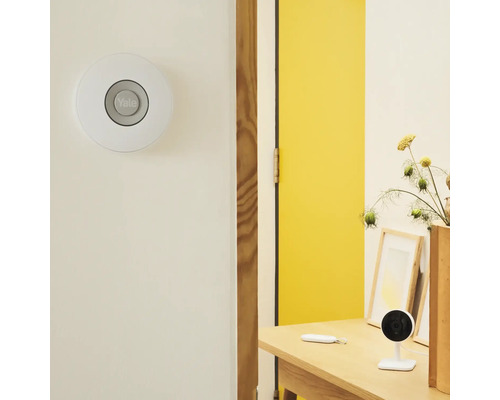 Photo d''intérieur avec les accessoires du système d''alarme Yale sur une table