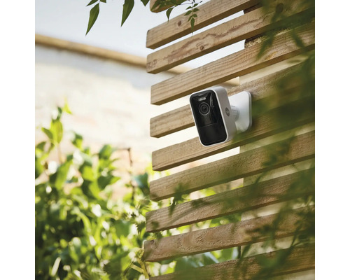 Caméra extérieure sur une clôture en bois pour la surveillance