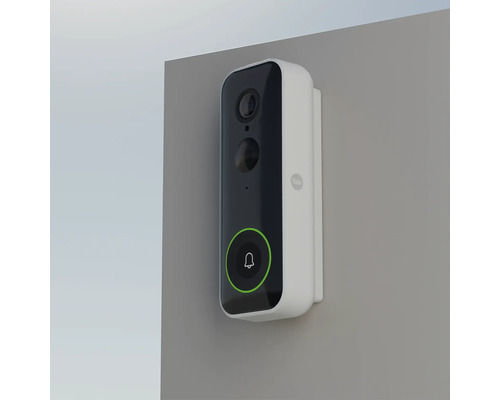 Interphone vidéo Yale monté sur un mur