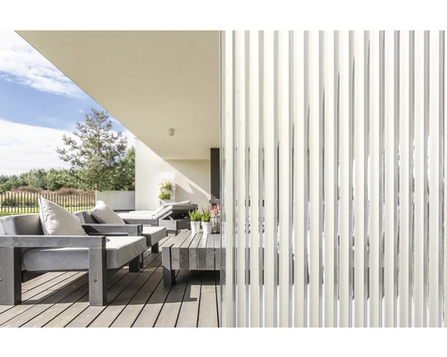 Terrasse moderne avec mobilier de salon et brise-vue