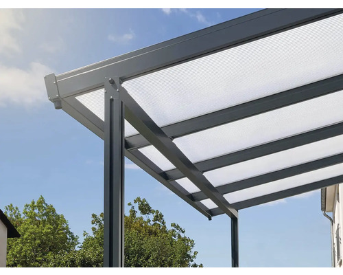 Vue détaillée d''un toit de terrasse avec cadre en aluminium et toit translucide