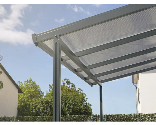 Vue détaillée d''un carport avec toit en polycarbonate