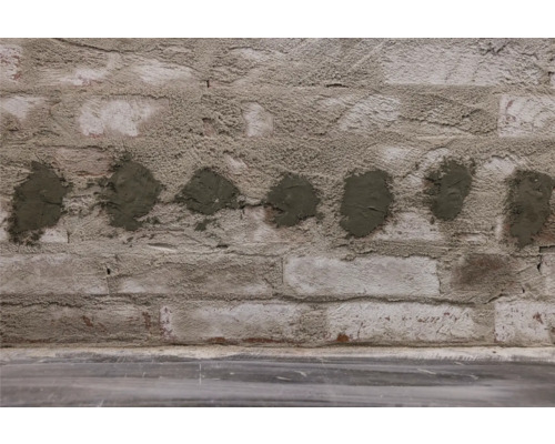 Mur de briques avec des taches de mortier