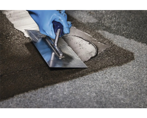 Verarbeiten von Fugmasse mit einem Fugenspachtel