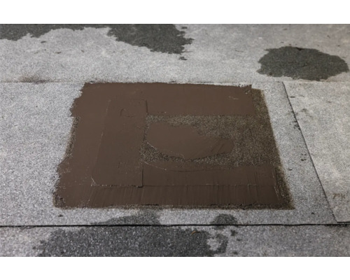 Aufgetragenes Dichtungsmittel auf einer Dachfläche zur Reparatur.