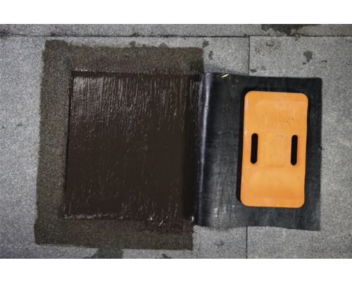 Réparation de toit avec étanchéité bitumineuse et plaque de protection