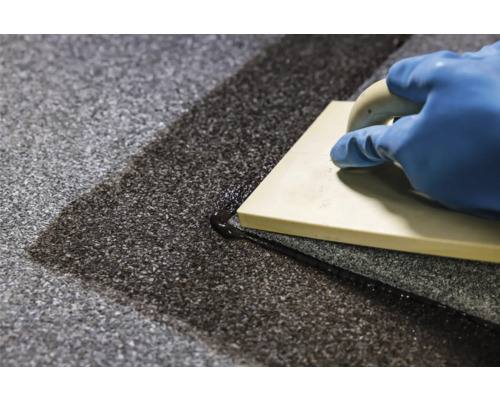 Application de coulis avec une spatule à joints