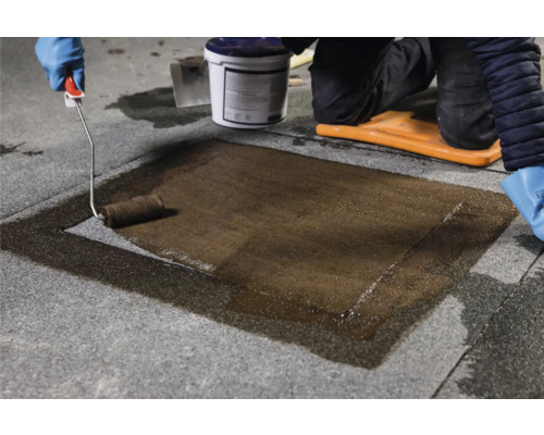 Application d''un produit d''imprégnation sur une surface en pierre avec un rouleau à peinture, seau d''imprégnation inclus.