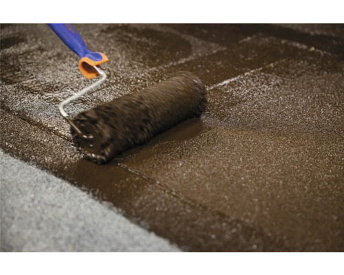 Rouleau à peinture appliquant un revêtement sur le sol