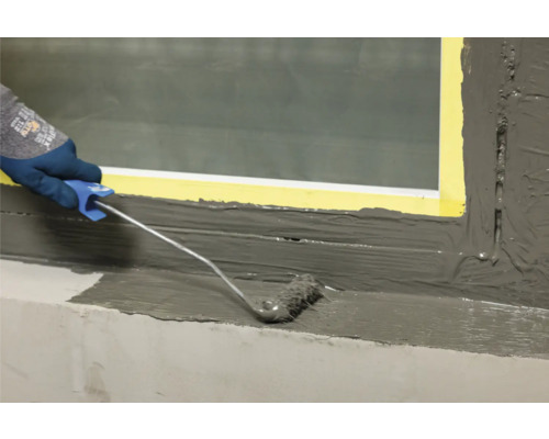 Auftragen einer Dichtung mit einer Farbwalze auf einen Fensterrahmen