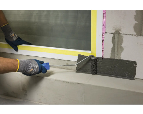 Étanchéité avec rouleau à peinture sur la maçonnerie