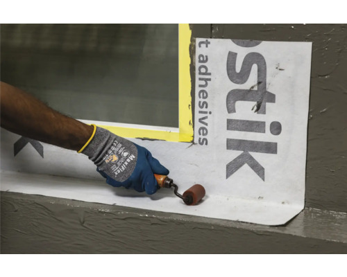 Étanchéité extérieure des fenêtres avec rouleau et bande d''étanchéité