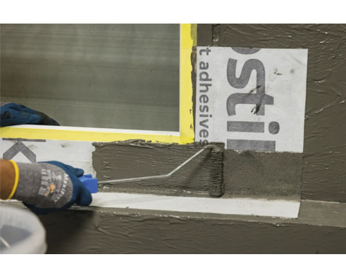 Application de produit d''étanchéité avec un rouleau dans un intérieur