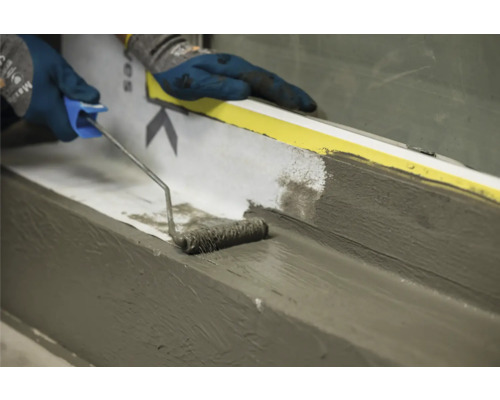 Application d''un produit d''étanchéité au rouleau sur une surface