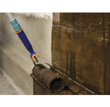 Farbe wird mit einer Farbwalze auf eine Wand aufgetragen.
