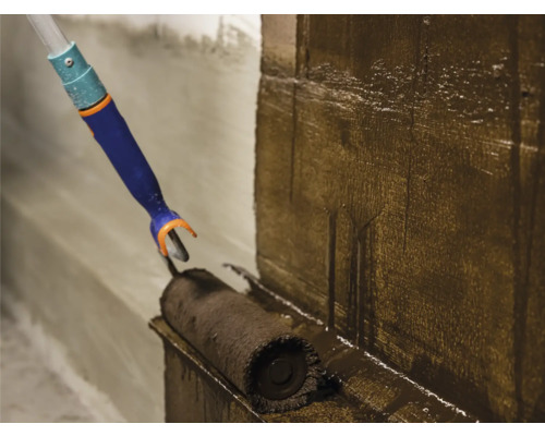 Farbe wird mit Farbroller auf eine Wand aufgetragen.