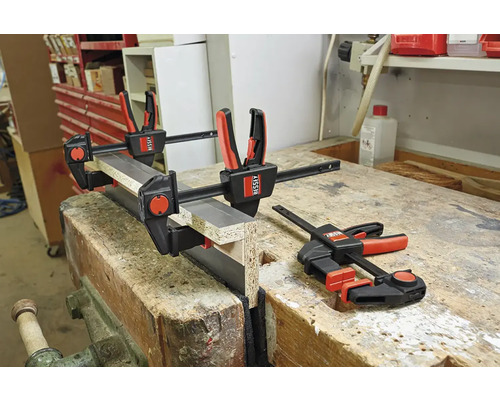 Werkbank mit Schraubzwingen, die Holzstücke zusammenhalten