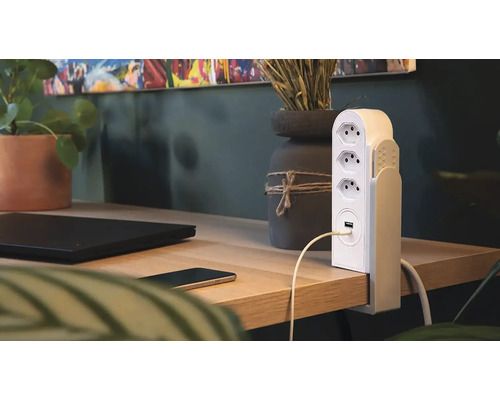 Bloc multiprise avec port USB fixé sur une table