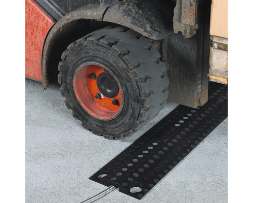 Kabelschutzmatte unter einem Gabelstaplerreifen
