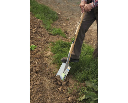 Bêche de jardin en cours d''utilisation pour retourner la terre