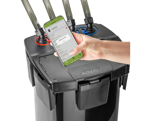 Filtre externe d''aquarium avec commande par application et smartphone en main