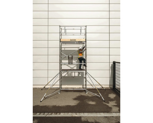 Échafaudage roulant avec une personne grimpant dessus.