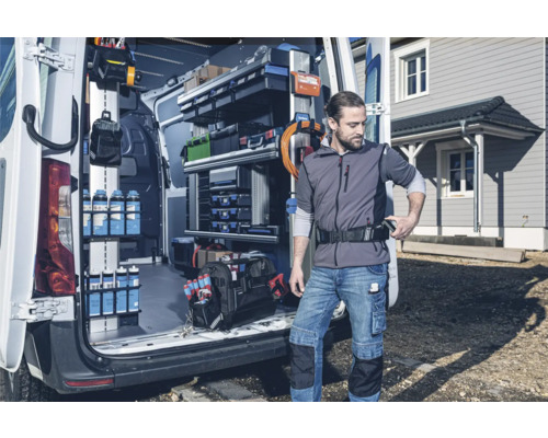 Werkzeugwagen mit Regalen und Handwerker davor