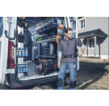 Transporter mit Regalsystem und Handwerker